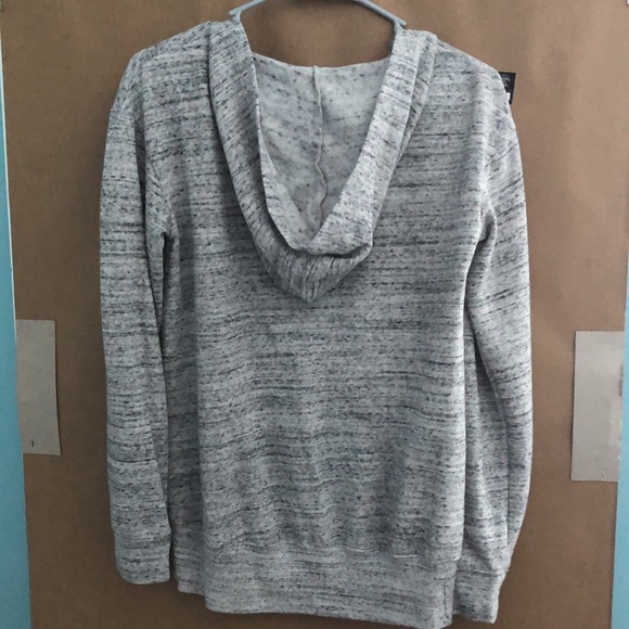 thinner sweatshirt, soft on the inside it was never worn but I took the tags of - Picture 3 of 3